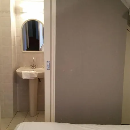 Le Grillon Hotel
