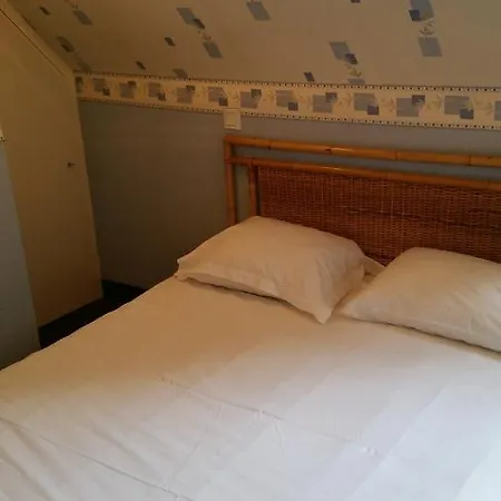 Le Grillon Hotel *