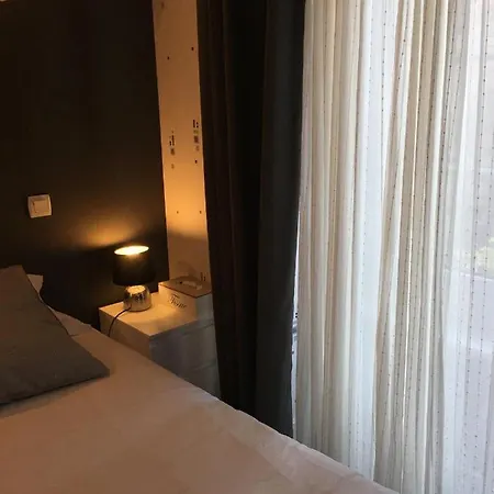 Le Grillon Hotel *