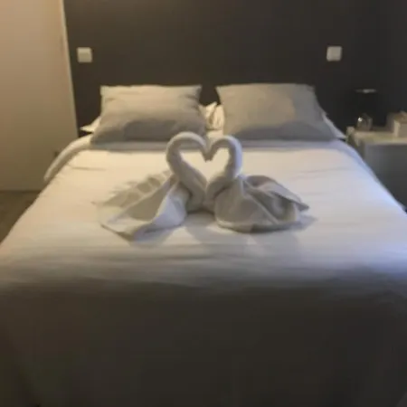 Le Grillon Hotel *