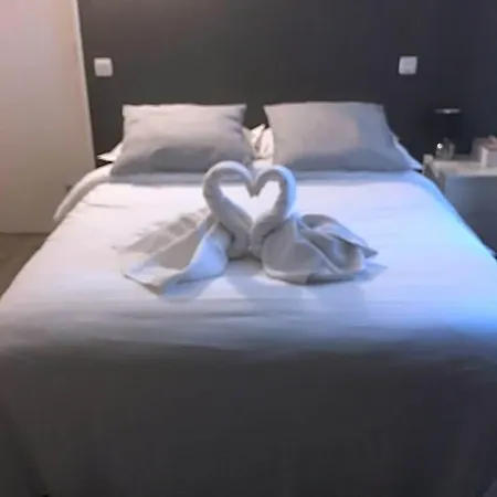 Le Grillon Hotel *